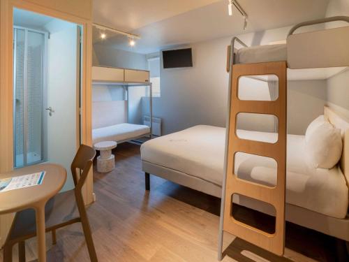 FAMILIAR - Habitación con 1 cama doble y 2 camas individuales del hotel Ibis Budget Rennes Chantepie