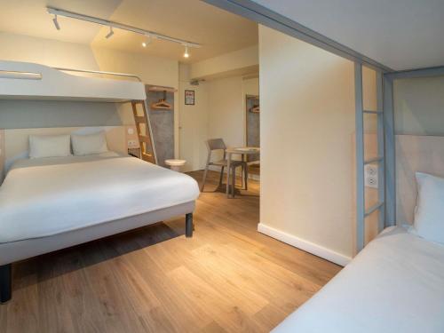 FAMILIAR - Habitación con 1 cama doble y 2 camas individuales del hotel Ibis Budget Rennes Chantepie. Foto 2