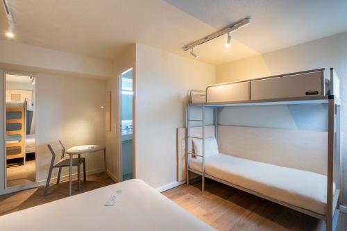 FAMILIAR - Habitación con 1 cama doble y 2 camas individuales del hotel Ibis Budget Rennes Chantepie. Foto 4