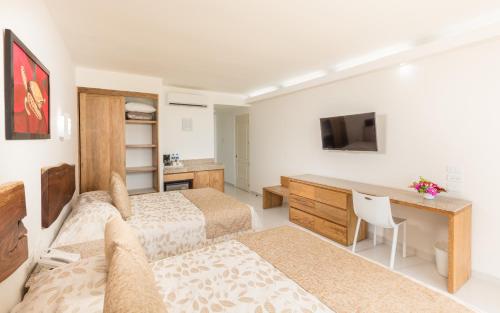 Habitación con cama grande y vistas al mar del hotel Posada Real Puerto Escondido. Foto 1