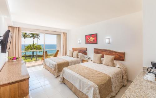 Habitación con cama grande y vistas al mar del hotel Posada Real Puerto Escondido. Foto 2