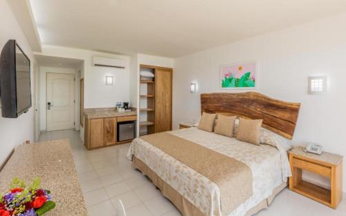 Deluxe King Room with Frontal Sea View del hotel Posada Real Puerto Escondido