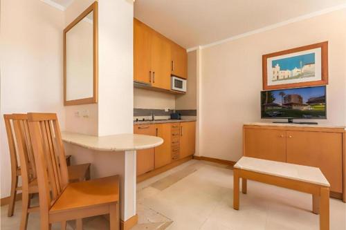Habitación Doble con vistas parciales al mar del hotel Interpass Vauhotel. Foto 3