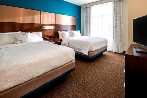 Suite de 1 dormitorio con cama grande del hotel Residence Inn By Marriott Fishkill. Foto 2