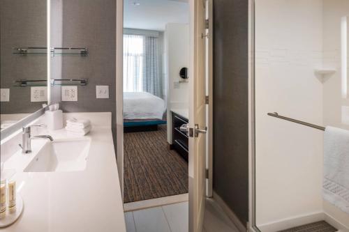 Suite de 1 dormitorio con cama grande del hotel Residence Inn By Marriott Fishkill. Foto 3