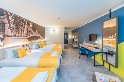 Habitación Cuádruple Confort del hotel Impulso by Mellow Mood Hotels. Foto 1
