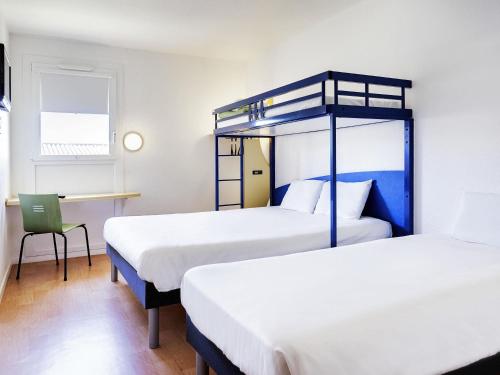 Habitación Familiar - 1 cama doble y 2 camas individuales del hotel Ibis Budget Agen