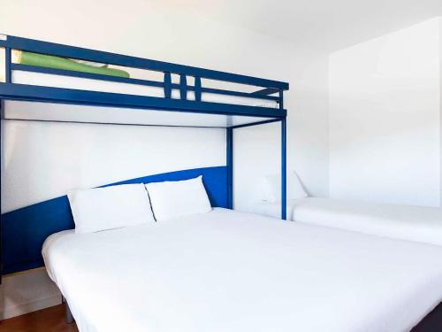 Habitación Familiar - 1 cama doble y 2 camas individuales del hotel Ibis Budget Agen. Foto 2