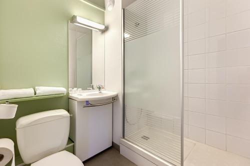 Habitación Familiar - 1 cama doble y 2 camas individuales del hotel Ibis Budget Agen. Foto 3