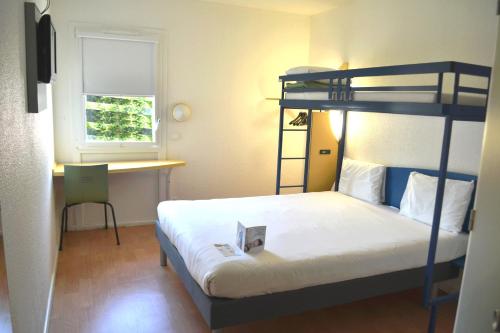 Room with a Double Bed and One Single Bed del hotel Ibis Budget Agen