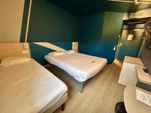 Room with a Double Bed and One Single Bed del hotel Ibis Budget Agen. Foto 1