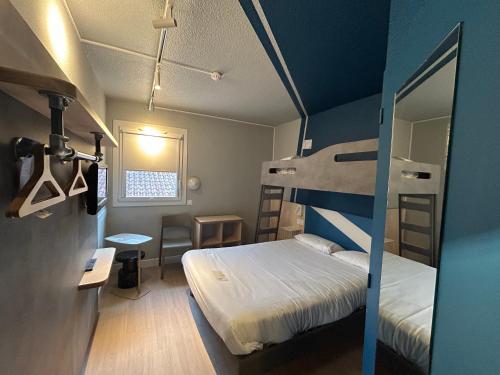 Room with a Double Bed and One Single Bed del hotel Ibis Budget Agen. Foto 2