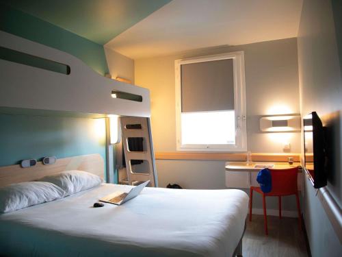 Habitación Triple con litera del hotel Ibis Budget Saint Quentin En Yvelines Velodrome. Foto 1