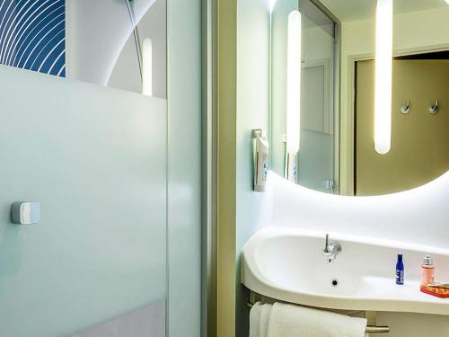 Habitación Triple con litera del hotel Ibis Budget Saint Quentin En Yvelines Velodrome. Foto 2