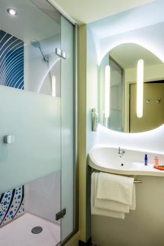 Habitación Triple con litera del hotel Ibis Budget Saint Quentin En Yvelines Velodrome. Foto 3