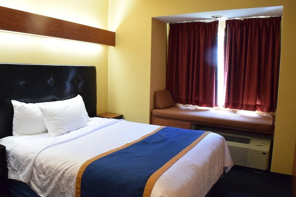 Suite junior, 1 cama de matrimonio con sofá cama del hotel Inn At The Finger Lakes. Foto 1