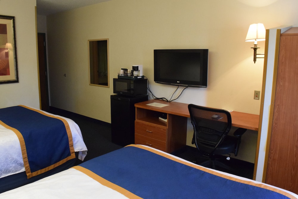 Habitación básica doble, 2 camas de matrimonio, accesible para personas con discapacidad del hotel Inn At The Finger Lakes. Foto 2