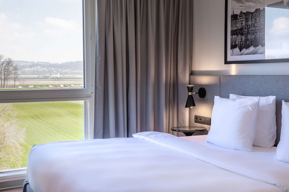 Habitación familiar del hotel Radisson Zurich Airport. Foto 1
