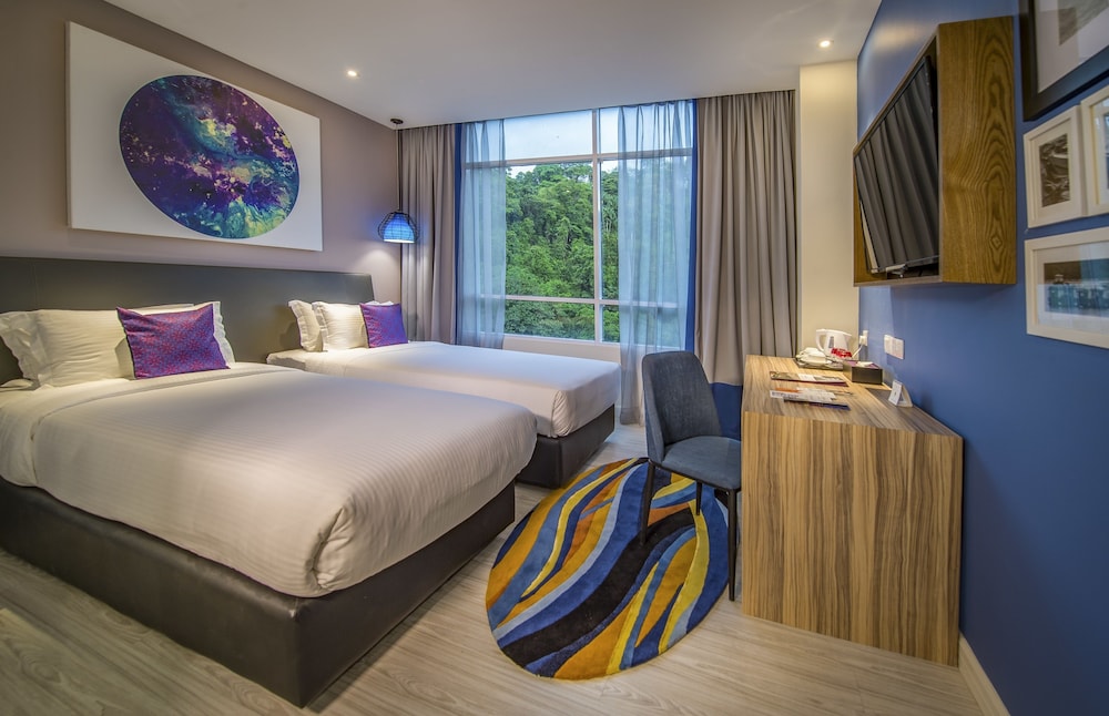 Habitación Superior con 2 camas individuales y vistas del hotel Mercure Kota Kinabalu City Centre. Foto 2