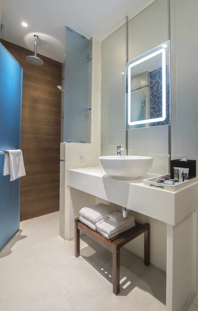 Habitación Superior con 2 camas individuales y vistas del hotel Mercure Kota Kinabalu City Centre. Foto 4