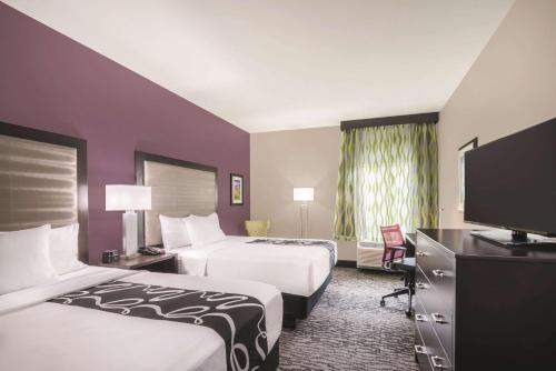 Habitación con 2 camas grandes del hotel La Quinta Inn & Suites by Wyndham Clifton Park/Saratoga Area
