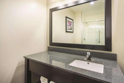 Habitación con cama extragrande. del hotel La Quinta Inn & Suites by Wyndham Clifton Park/Saratoga Area