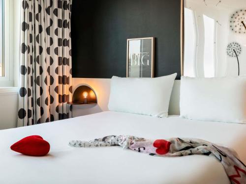 Standard Family Suite with One Double Bed and Twin Beds del hotel Ibis Styles Gare De L'Est Chateau Landon