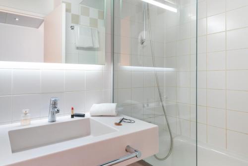 Standard Family Suite with One Double Bed and Twin Beds del hotel Ibis Styles Gare De L'Est Chateau Landon. Foto 6
