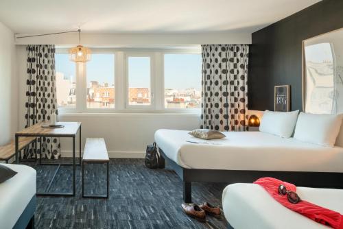 Standard Family Suite with One Double Bed and Twin Beds del hotel Ibis Styles Gare De L'Est Chateau Landon. Foto 10