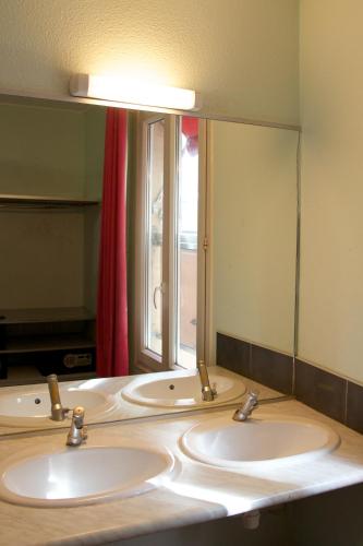 Habitación Triple con baño compartido del hotel Auberge Internationale Des Jeunes. Foto 3