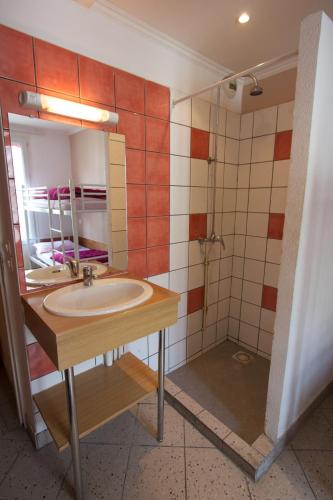 Habitación Cuádruple con baño privado del hotel Auberge Internationale Des Jeunes. Foto 1