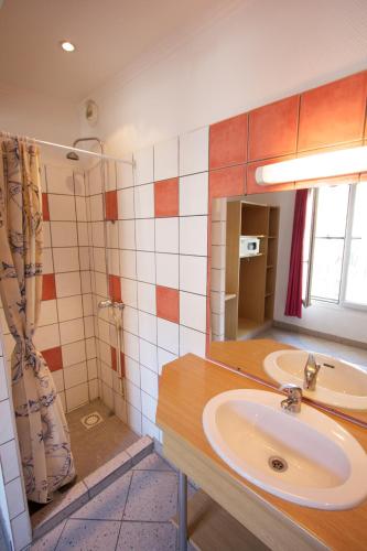 Habitación Cuádruple con baño privado del hotel Auberge Internationale Des Jeunes. Foto 5