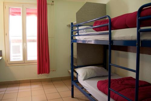 Cama en habitación compartida mixta con baño compartido - 3 camas del hotel Auberge Internationale Des Jeunes. Foto 6