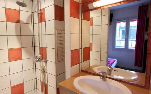 Cama en habitación compartida mixta con baño compartido - 2 camas del hotel Auberge Internationale Des Jeunes