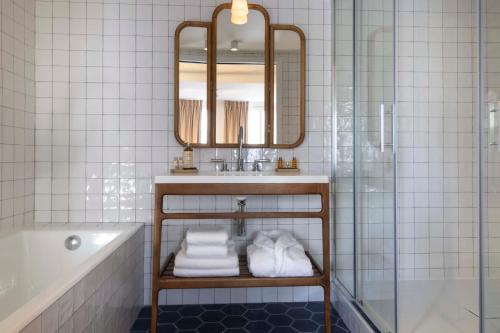 Balcón parisino del hotel Louvre Montana. Foto 1