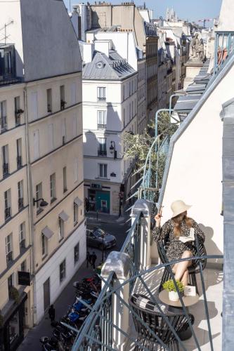 Balcón parisino del hotel Louvre Montana. Foto 9