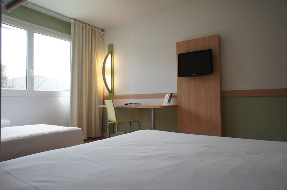 HABITACIÓN TRIPLE CON CAMA GRANDE DE 150 X 200 CM Y CAMA INDIVIDUAL DE 90 X 200 CM del hotel Ibis Budget Angoulême Nord. Foto 1