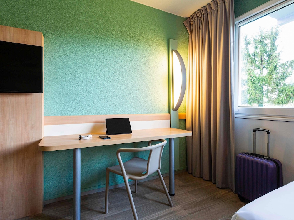 HABITACIÓN TRIPLE CON CAMA GRANDE DE 150 X 200 CM Y CAMA INDIVIDUAL DE 90 X 200 CM del hotel Ibis Budget Angoulême Nord. Foto 4