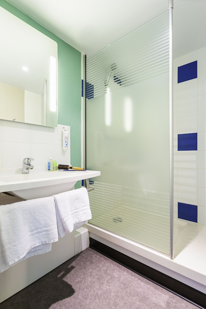 HABITACIÓN TRIPLE CON CAMA GRANDE DE 150 X 200 CM Y CAMA INDIVIDUAL DE 90 X 200 CM del hotel Ibis Budget Angoulême Nord. Foto 8