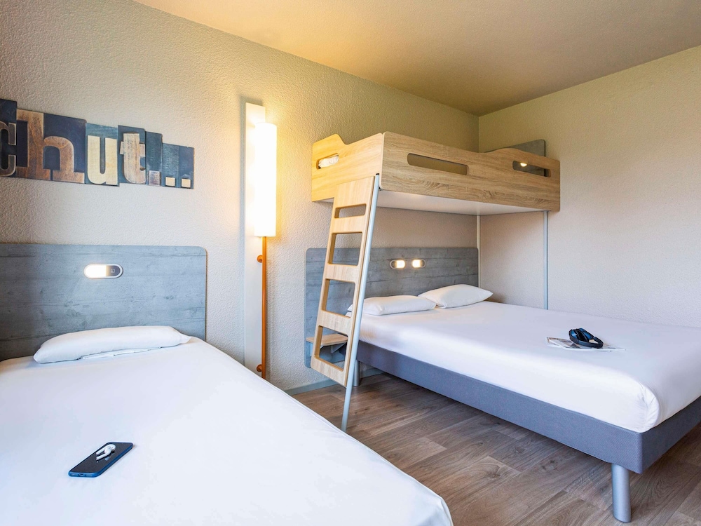HABITACIÓN FAMILIAR CON CAMA GRANDE DE 150 X 200 CM, CAMA INDIVIDUAL DE 90 X 200 CM Y CAMA DE DOS PLANTAS del hotel Ibis Budget Angoulême Nord
