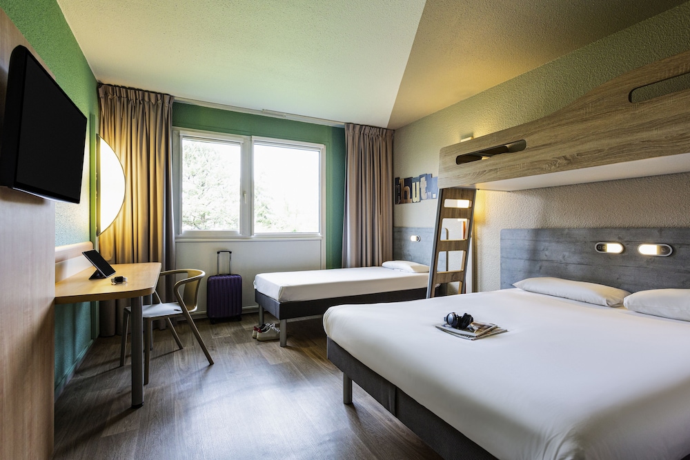 HABITACIÓN FAMILIAR CON CAMA GRANDE DE 150 X 200 CM, CAMA INDIVIDUAL DE 90 X 200 CM Y CAMA DE DOS PLANTAS del hotel Ibis Budget Angoulême Nord. Foto 1
