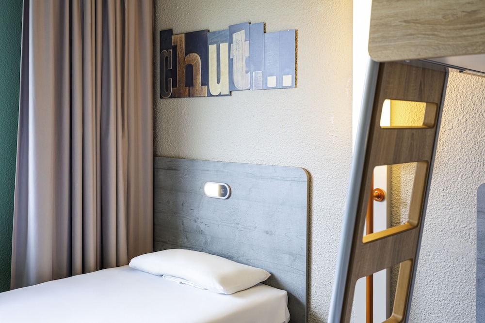 HABITACIÓN FAMILIAR CON CAMA GRANDE DE 150 X 200 CM, CAMA INDIVIDUAL DE 90 X 200 CM Y CAMA DE DOS PLANTAS del hotel Ibis Budget Angoulême Nord. Foto 2