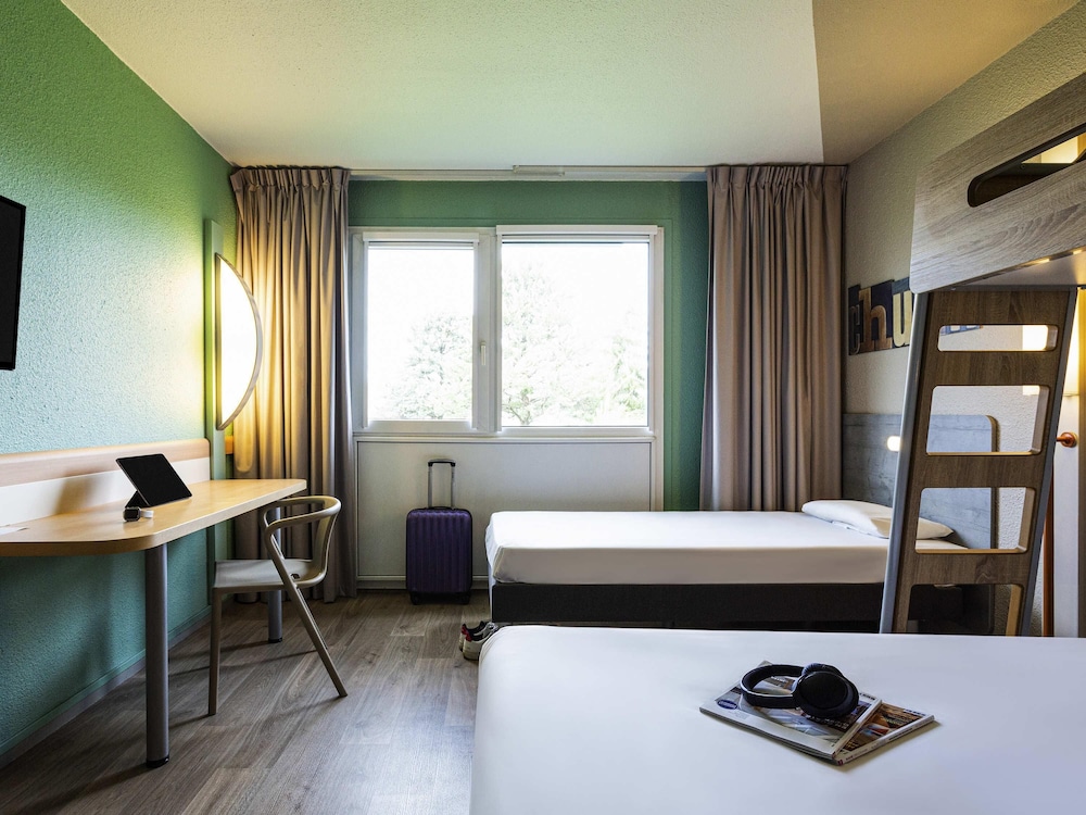 HABITACIÓN FAMILIAR CON CAMA GRANDE DE 150 X 200 CM, CAMA INDIVIDUAL DE 90 X 200 CM Y CAMA DE DOS PLANTAS del hotel Ibis Budget Angoulême Nord. Foto 3
