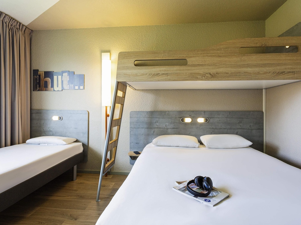 HABITACIÓN FAMILIAR CON CAMA GRANDE DE 150 X 200 CM, CAMA INDIVIDUAL DE 90 X 200 CM Y CAMA DE DOS PLANTAS del hotel Ibis Budget Angoulême Nord. Foto 5