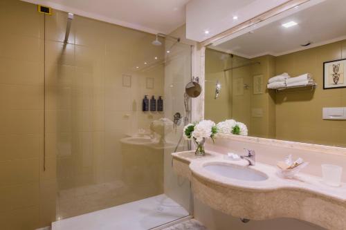 Habitación Doble Deluxe - 1 o 2 camas del hotel Grand Villa Politi. Foto 4