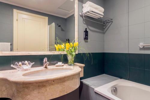 Habitación Triple del hotel Grand Villa Politi. Foto 3