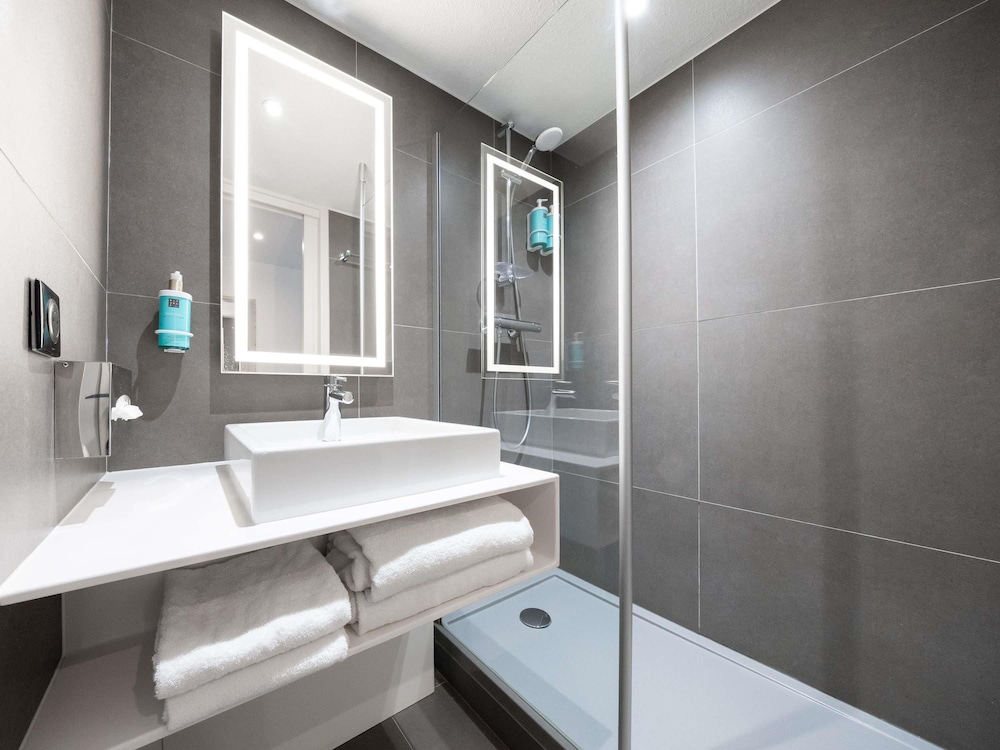 Habitación superior, 1 cama de matrimonio del hotel Novotel Suites Montpellier. Foto 6