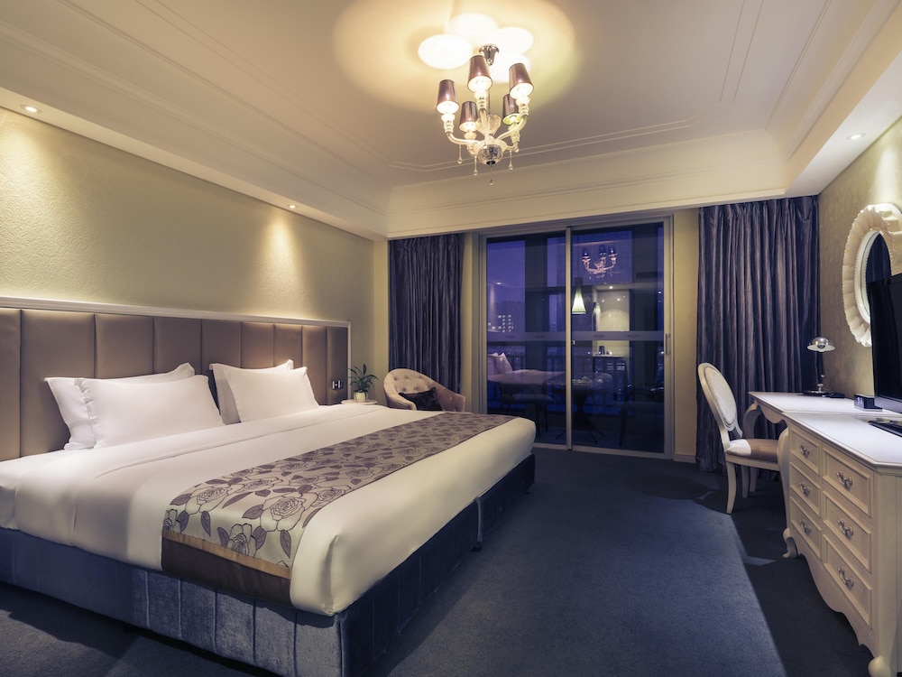 Habitación Deluxe con 1 cama king size del hotel Mercure Xiamen Exhibition Centre. Foto 5