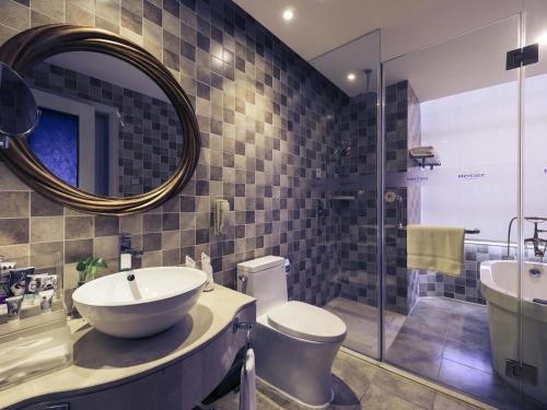 Suite Deluxe con 1 cama King Size del hotel Mercure Xiamen Exhibition Centre. Foto 2
