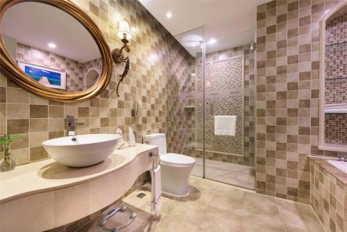 Suite Deluxe con 1 cama King Size del hotel Mercure Xiamen Exhibition Centre. Foto 4